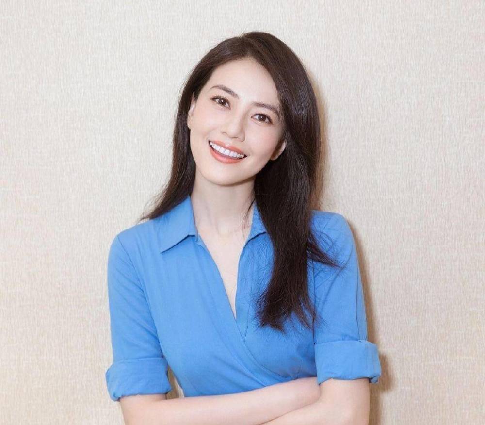 42岁高圆圆因白发被热议（面容精致鲜有皱纹头顶白发