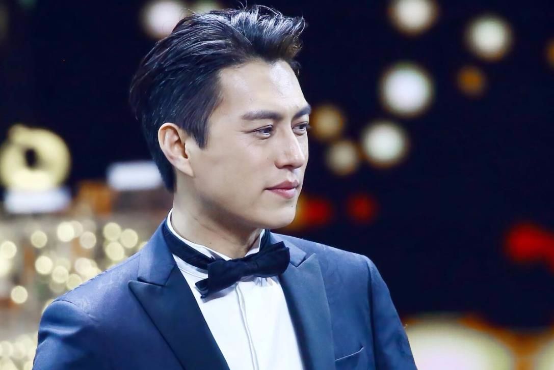靳东跟哪些明星是同学（将近30年的磨炼才有了现在的靳东）