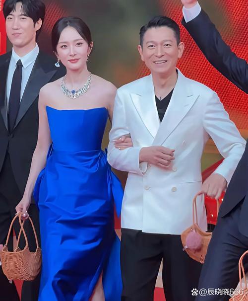 奶奶看小鬼演唱会捂耳朵 奶奶看小鬼演唱会捂耳朵
